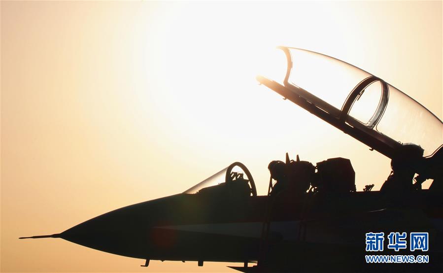 中國空軍の八一飛行表演隊、ロシアでアクロバット飛行を披露