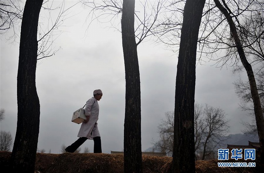農(nóng)村醫(yī)師の何世英さん、村人に寄り添い半世紀(jì)　甘粛省