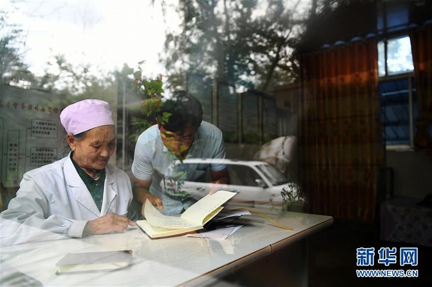 農(nóng)村醫(yī)師の何世英さん、村人に寄り添い半世紀　甘粛省