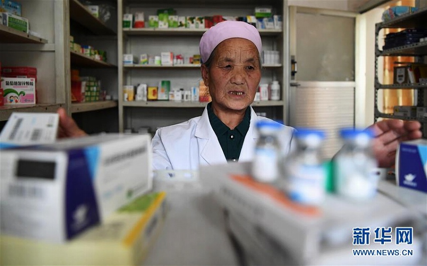 農(nóng)村醫(yī)師の何世英さん、村人に寄り添い半世紀(jì)　甘粛省
