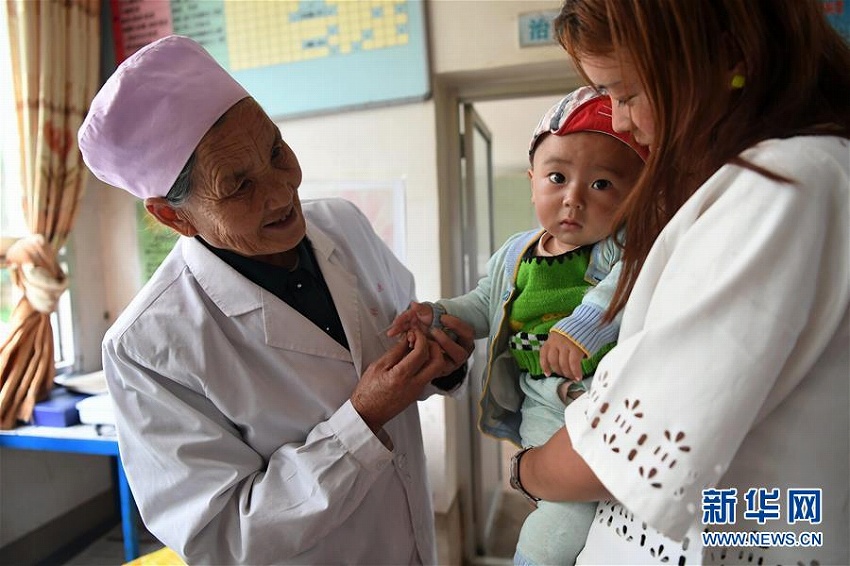農(nóng)村醫(yī)師の何世英さん、村人に寄り添い半世紀(jì)　甘粛省
