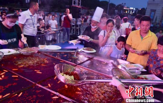 1000人で味わう直徑3メートルの巨大火鍋　江蘇省常州市