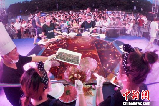 1000人で味わう直徑3メートルの巨大火鍋　江蘇省常州市