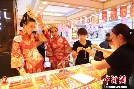 ゴールドでゴージャスに　甘粛省で純金アクセサリーウエディングショー