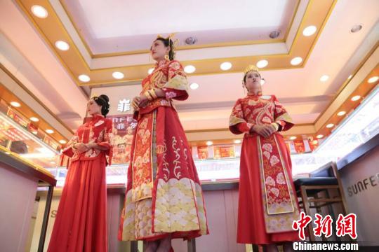 ゴールドでゴージャスに　甘粛省で純金アクセサリーウエディングショー