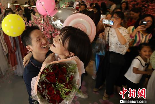 漢服コスプレイヤーたちがロマンチックな七夕節(jié)を演出　南京市