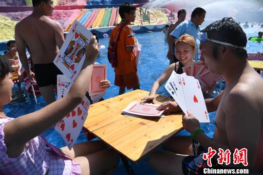 トランプも涼しく遊ぼう！重慶市の水上テーマパーク