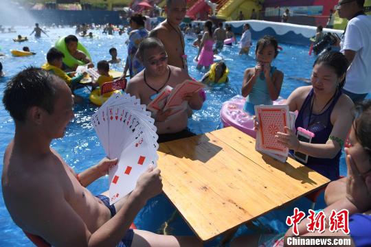 トランプも涼しく遊ぼう！重慶市の水上テーマパーク
