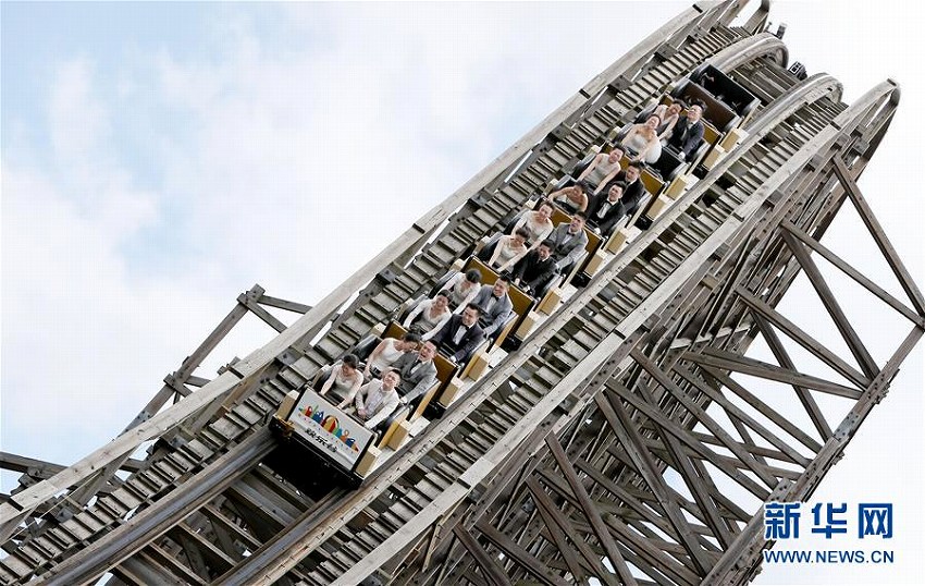 結(jié)婚生活もスリル満點(diǎn)に？上海ハッピーバレーで合同結(jié)婚式