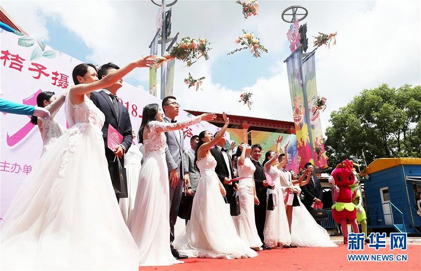 結婚生活もスリル満點に？上海ハッピーバレーで合同結婚式