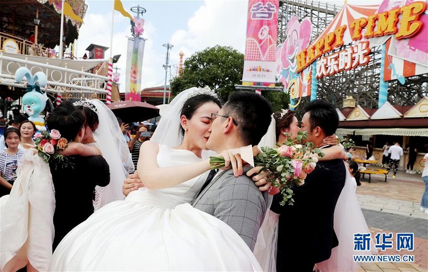 結(jié)婚生活もスリル満點(diǎn)に？上海ハッピーバレーで合同結(jié)婚式