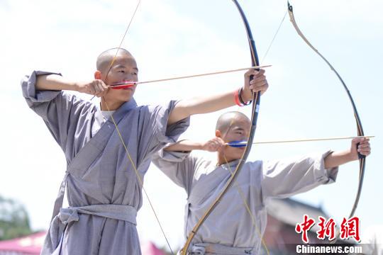 「弓の名手」が集結(jié)、腕前競(jìng)う　山西省張壁古堡景勝地
