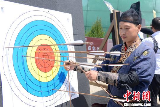 「弓の名手」が集結(jié)、腕前競う　山西省張壁古堡景勝地