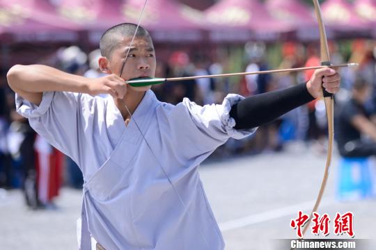 「弓の名手」が集結(jié)、腕前競う　山西省張壁古堡景勝地