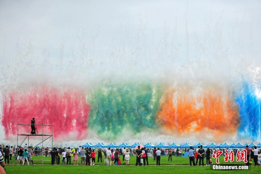 大空を鮮やかに飛翔！第7回瀋陽法庫國際飛行ショー開幕　遼寧省