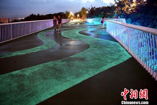 福州市の街を彩る「銀河の橋」　美しいライトアップ歩道が登場(chǎng)