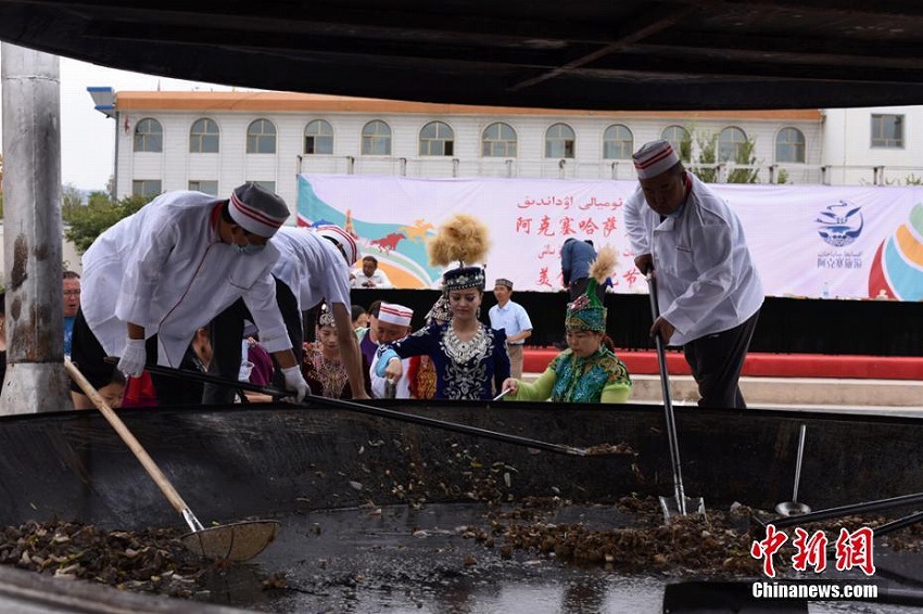調(diào)理人7人が巨大鍋で作る300キロのラム肉ご當(dāng)?shù)廿哎毳帷　「驶嵤?></a></td></tr><tr><td class=