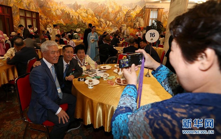 離散家族が感動(dòng)の再會(huì)　朝鮮?韓國離散家族再會(huì)行事