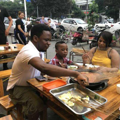 流暢な中國(guó)語話すアフリカ少年、両親は中國(guó)スタイルの幼稚園開園を計(jì)畫