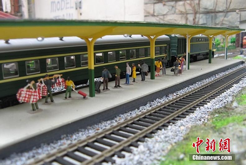 約1600萬円かけて自宅の庭を「列車王國」に　63歳男性が長年の夢葉える