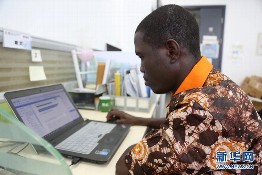 中國で學(xué)んだ知識を自國の建設(shè)に　清華大學(xué)初のガーナ人博士課程卒業(yè)生