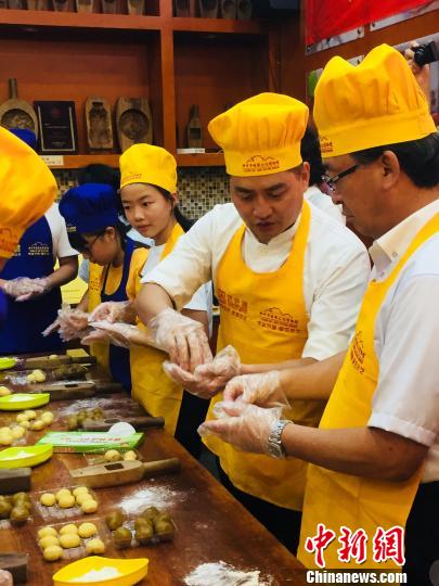 日本の友好訪中団が月餅作りを體験　広西