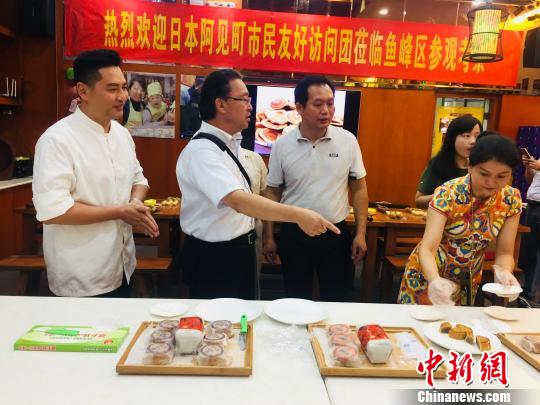 日本の友好訪中団が月餅作りを體験　広西