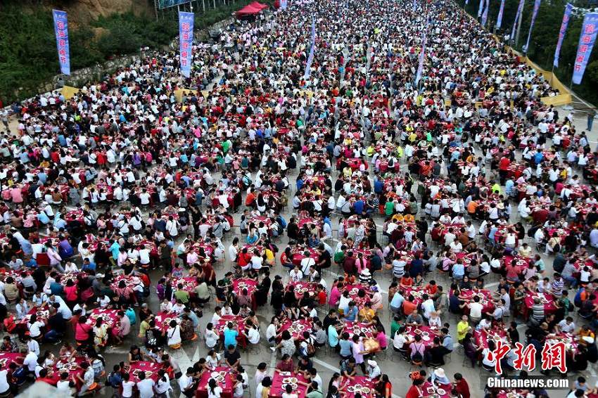 テーブルびっしり！客もぎっしり！1人164円で楽しむ宴「流水席」　河南省