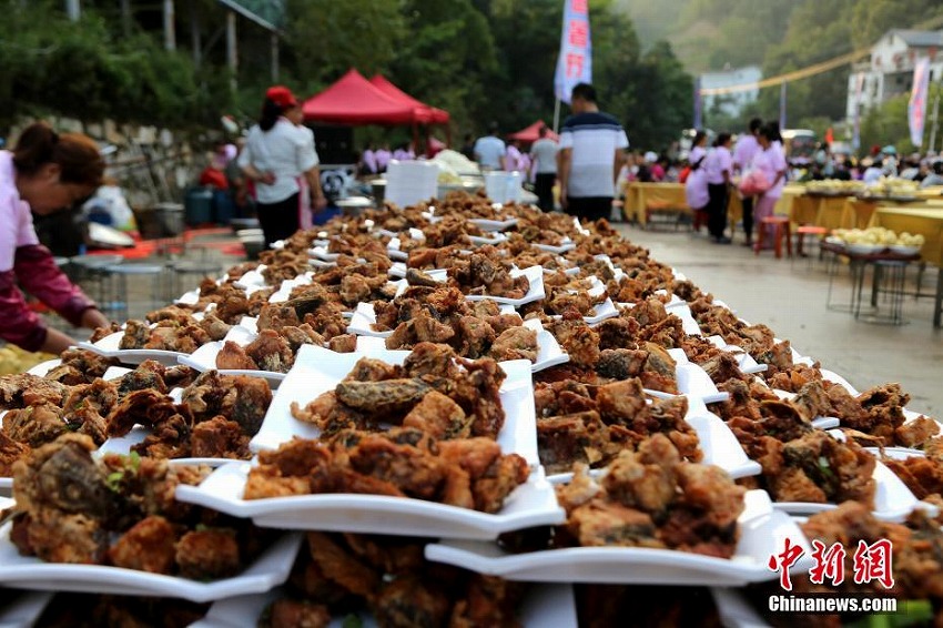 テーブルびっしり！客もぎっしり！1人164円で楽しむ宴「流水席」　河南省