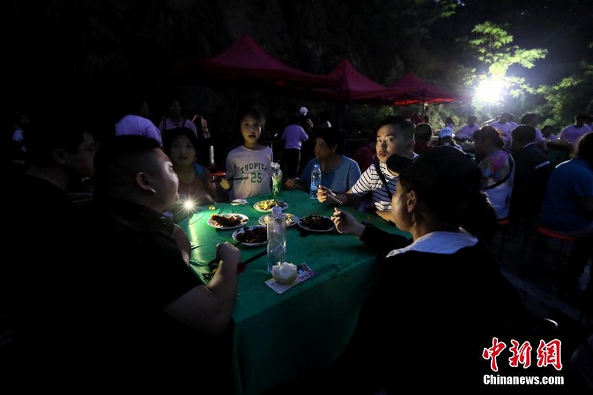 テーブルびっしり！客もぎっしり！1人164円で楽しむ宴「流水席」　河南省