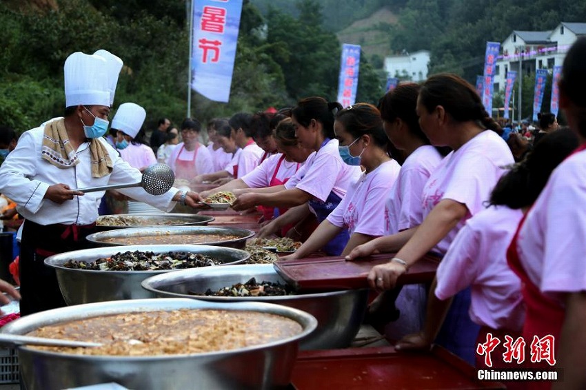 テーブルびっしり！客もぎっしり！1人164円で楽しむ宴「流水席」　河南省