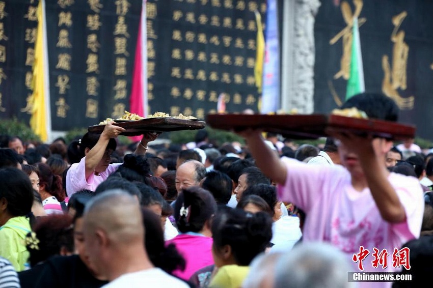 テーブルびっしり！客もぎっしり！1人164円で楽しむ宴「流水席」　河南省