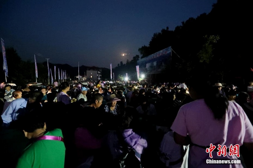 テーブルびっしり！客もぎっしり！1人164円で楽しむ宴「流水席」　河南省