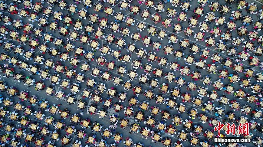 テーブルびっしり！客もぎっしり！1人164円で楽しむ宴「流水席」　河南省