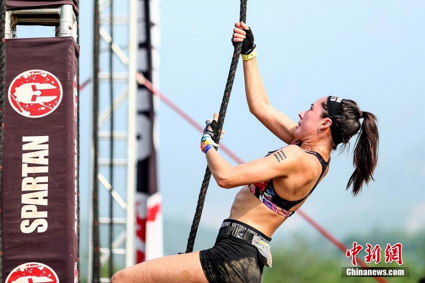 とってもハードな障害物レース　北京で「スパルタンレース2018」開催　