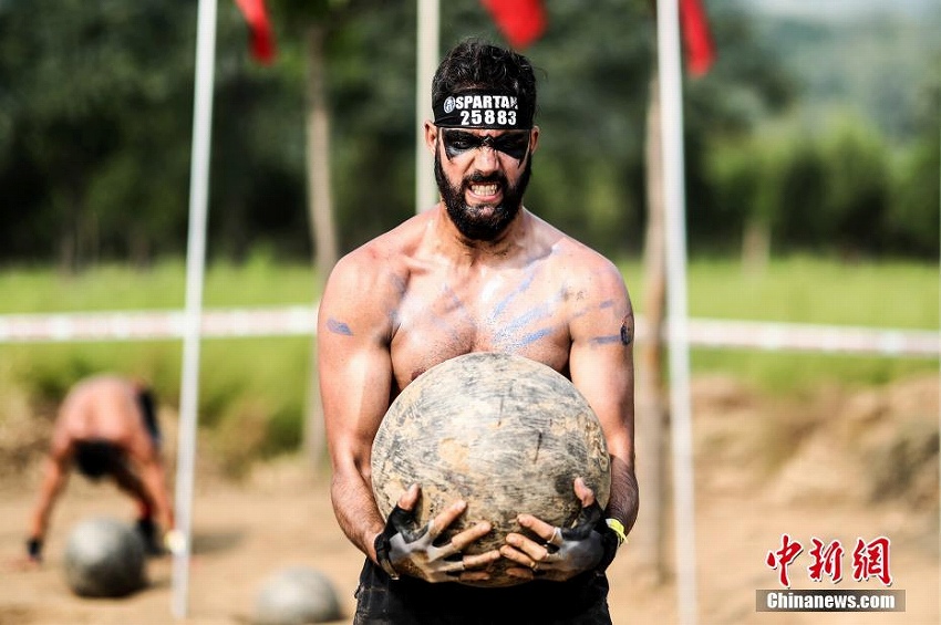 とってもハードな障害物レース　北京で「スパルタンレース2018」開催　