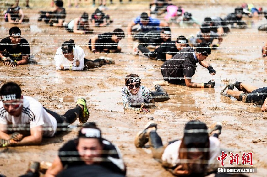 とってもハードな障害物レース　北京で「スパルタンレース2018」開催　