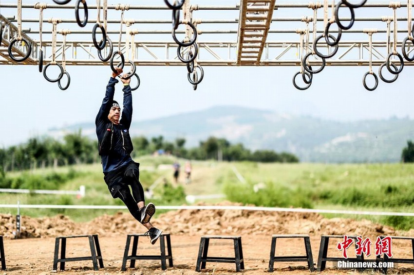 とってもハードな障害物レース　北京で「スパルタンレース2018」開催　