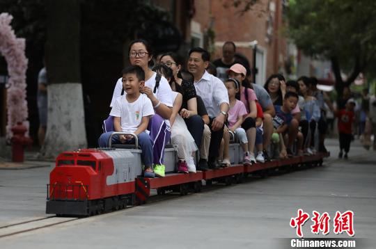 南京市內(nèi)を走るミニSLに大人も子供大興奮！