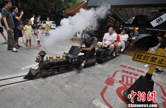 南京市內(nèi)を走るミニSLに大人も子供大興奮！