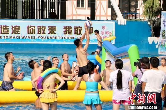 厳しい殘暑の重慶市　ウォーターパークで水中バレーボール大會(huì)
