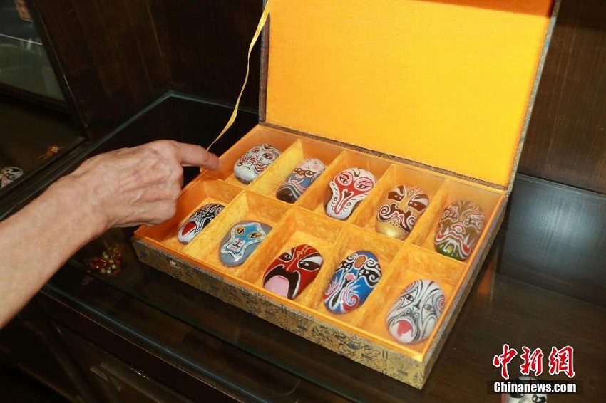 亀の甲羅に京劇の隈取描く　京劇文化の伝承目指す杭州の80代男性