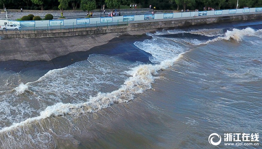 舊暦7月18日にやってくる荒波「鬼王潮」　杭州下沙七格堤防