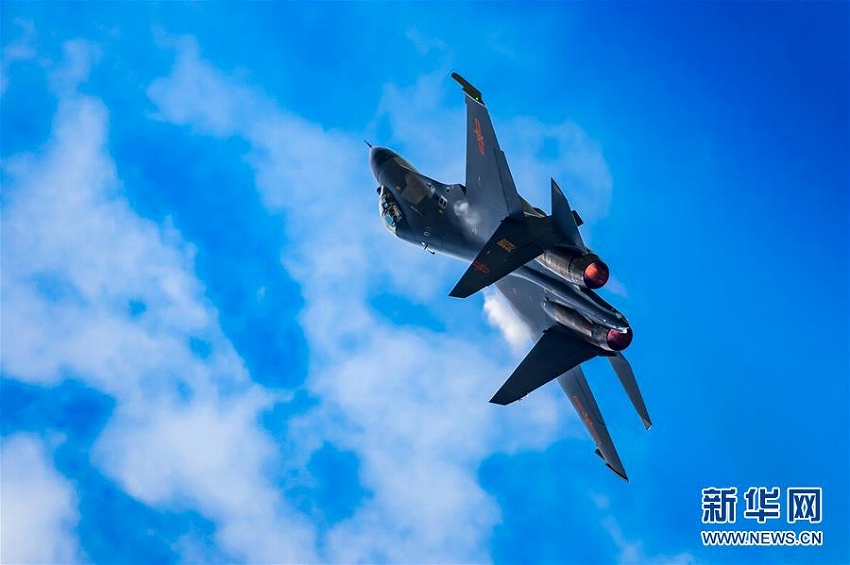 新學(xué)期祝い、中國(guó)空軍が航空大學(xué)で航空ショー　吉林省