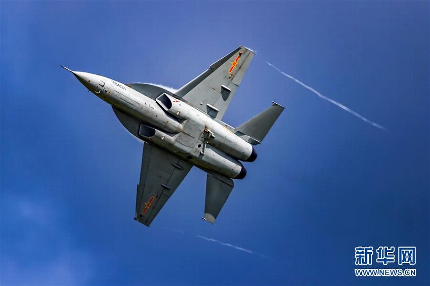 新學(xué)期祝い、中國空軍が航空大學(xué)で航空ショー　吉林省