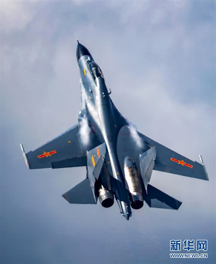 新學(xué)期祝い、中國空軍が航空大學(xué)で航空ショー　吉林省