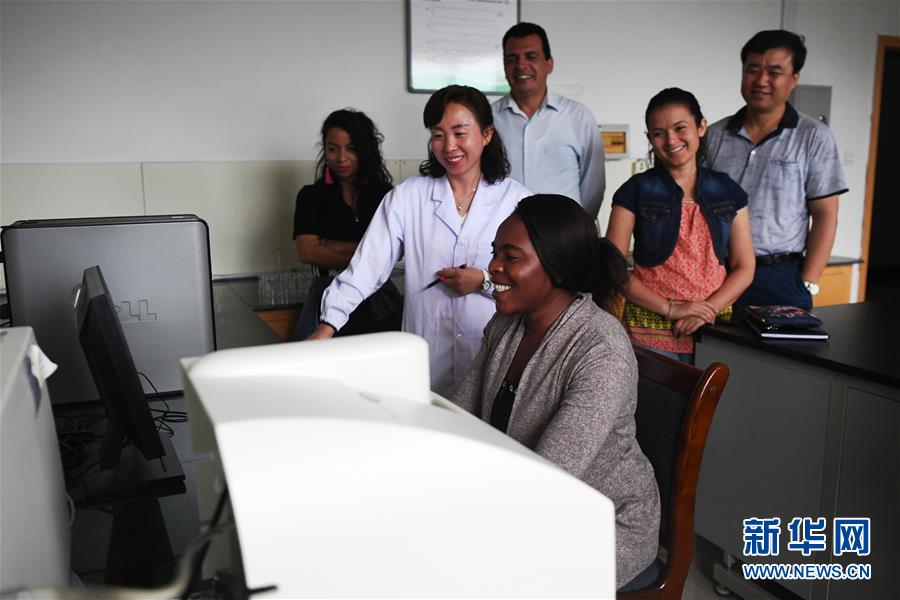 中國(guó)で砂漠化対策學(xué)ぶナミビア人女性