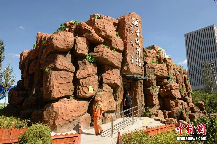 フフホト市內(nèi)に出現(xiàn)した「築山風(fēng)」公衆(zhòng)トイレ　內(nèi)モンゴル自治區(qū)