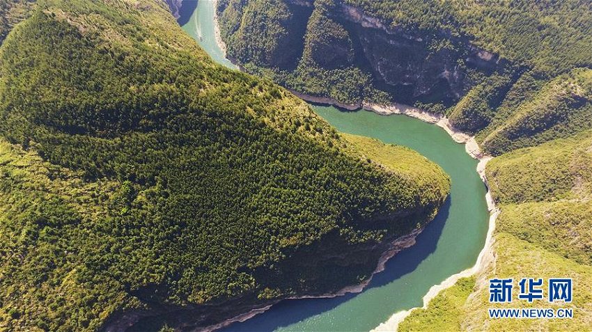 初秋の日差し注ぐ小三峽魚(yú)頭灣の景色　重慶市