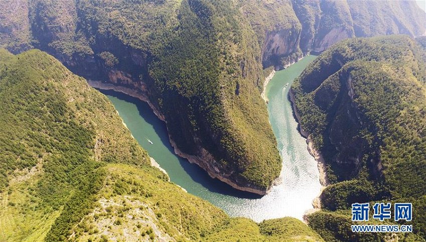 初秋の日差し注ぐ小三峽魚(yú)頭灣の景色　重慶市